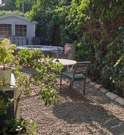 Le Petit Jardin ... Hotel LʼIsle-sur-la-Sorgue Exterior foto